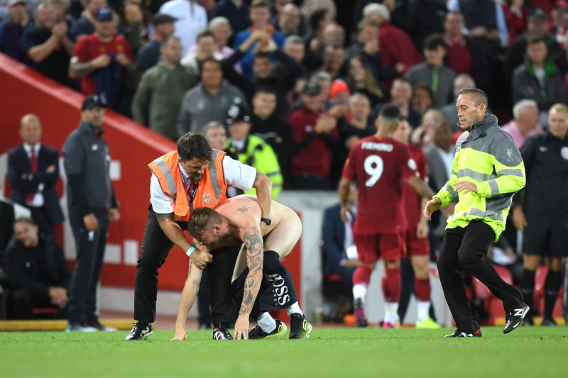 Illustration for article titled Naked Idiot On The Field Rings In The New Premier League Season With A Dong